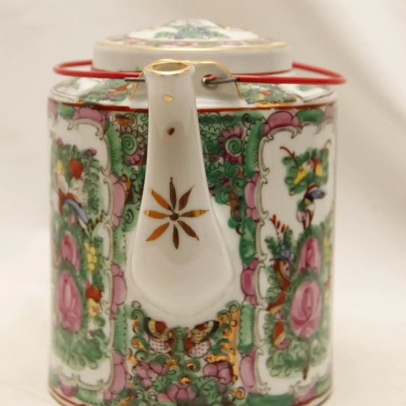 A Famille Rose Teapot with the Medallion design--Gorgeous - Picture 3 of 6